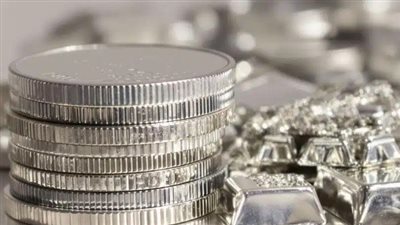 أسعار الفضة تهوي 9% والذهب 4% عالميا