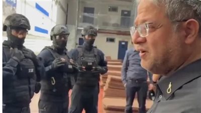 بن غفير يقتحم سجن عوفر وينكل بالأسرى الفلسطينيين