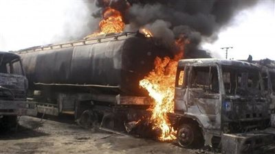 مصرع 13 شخصا إثر اصطدام شاحنة نفط بحافلة في مدينة كراتشي الباكستانية