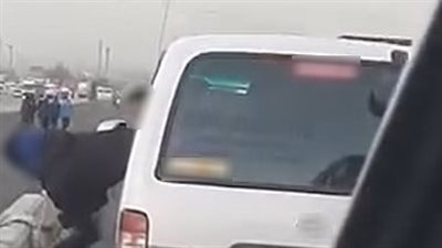 كشف ملابسات تداول فيديو بقيام شخص يستقل سيارة 