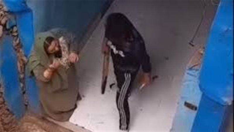 الشاب مع والدته