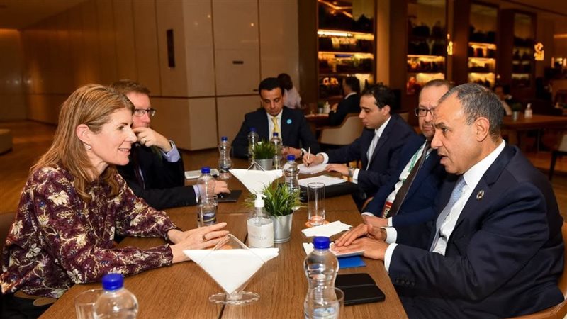 وزير الخارجية مع