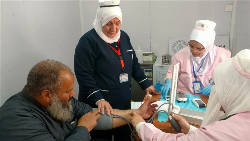 فحص أحد المرضى 