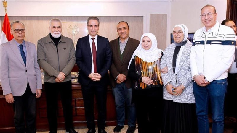 الكاتب والإعلامي