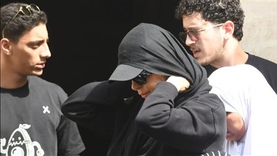 بالصور.. انهيار الفنانة ريم مصطفى في جنازة والدتها