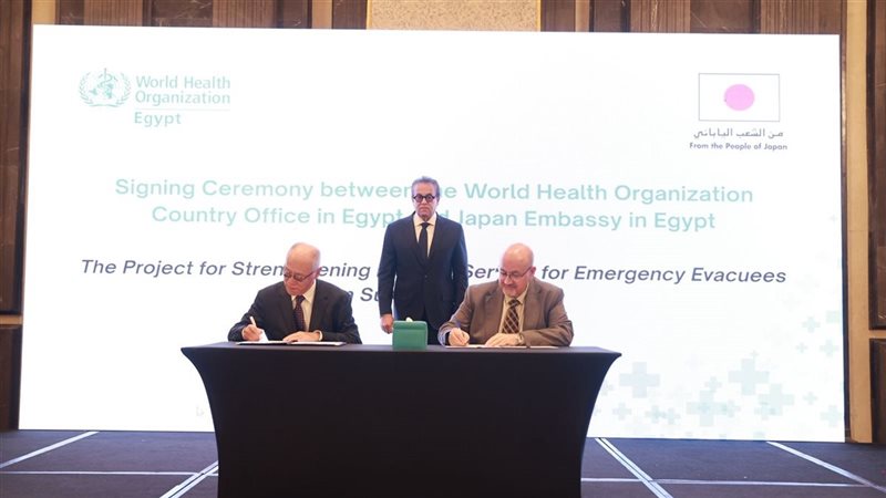 وزير الصحة خلال التوقيع