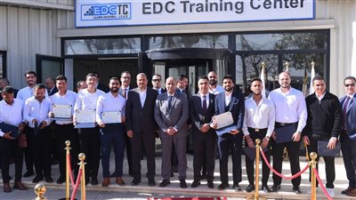 وزير العمل يسلم شهادات تدريب خريجي الحفر ويؤكد جاهزيتهم لسوق العمل