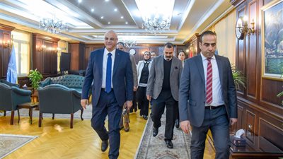 محافظ الإسكندرية الجديد يصل مكتبه عقب أدائه اليمين الدستورية 