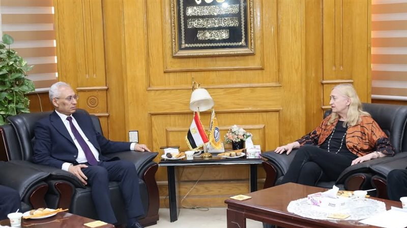 رئيس الجامعة خلال اللقاء 