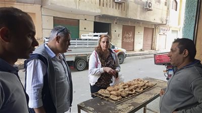 لا تهاون في قوت المواطنين.. رئيس حي جنوب الغردقة يضبط مخالفات بأفران مدعمة