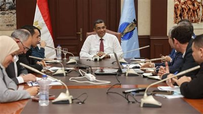 محافظ البحر الأحمر يستعرض موقف مشروعات مياه الشرب والصرف