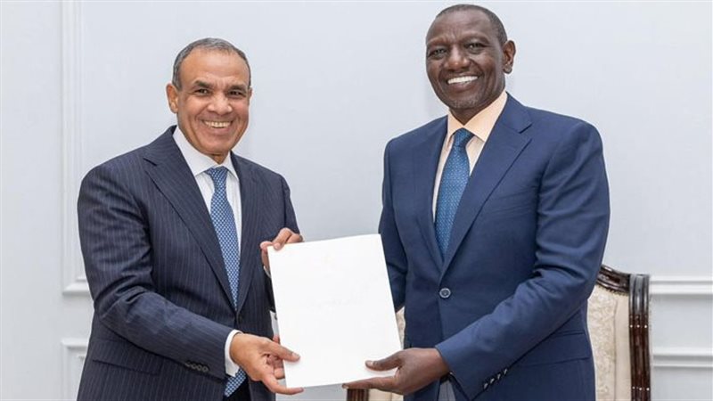 وزير الخارجية يسلم