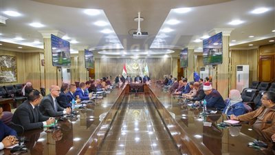 محافظ كفرالشيخ الجديد يعقد أول اجتماع مع رؤساء المراكز ووكلاء الوزارات
