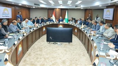 محافظ الجيزة يعقد اجتماعًا موسعًا مع رؤساء الأحياء والمراكز والمدن لبحث خطة العمل