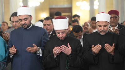 وزير الأوقاف يؤدي صلاة التراويح في أول ليلة من رمضان بمسجد الإمام الحسين