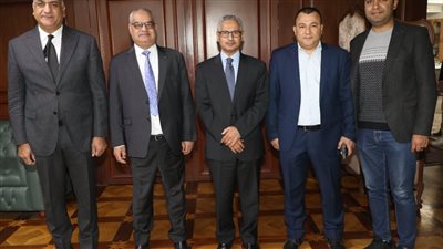 محافظ بني سويف يستقبل نقيب الأطباء لتبادل التهاني وتأكيد دعم القطاع الصحي