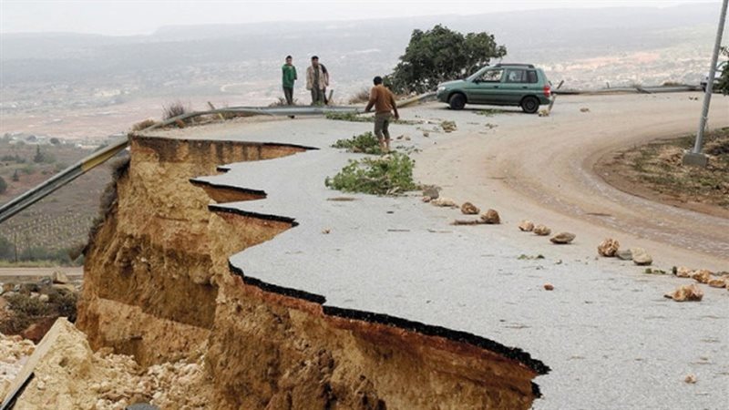 عواصف عنيفة وانهيارات