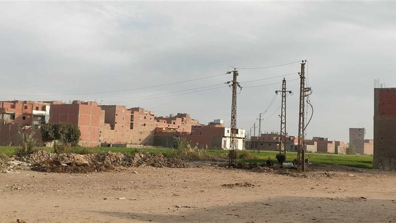 الضغط العالى يهدد منازل منطقة المدابغ بالفيوم 