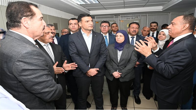 وزير الصناعة يتفقد