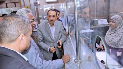 محافظ سوهاج يقود جولة ميدانية مفاجئة بالمنشاة ويُحيل عددًا من المسؤولين للتحقيق