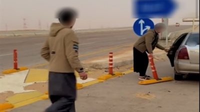 كشف ملابسات فيديو لشخصين يحملان علامات تحديد الطريق لداخل سيارة بمطروح