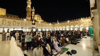 آلاف المصلين يؤدون صلاتي العشاء والتراويح بالجامع الأزهر في الليلة الثانية من رمضان