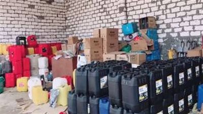 ضبط 30 طن زيوت سيارات سابقة الاستخدام ومعاد تدويرها داخل مصنع 