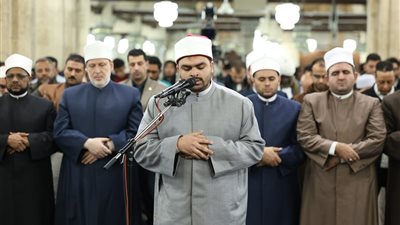 الأزهر يقدِّم أول طالب جامعي يؤم المصلين في الجامع الأزهر