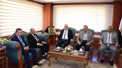 رئيس جامعة سوهاج يؤكد دعمه الكامل للمحافظ الجديد لخدمة الإقليم