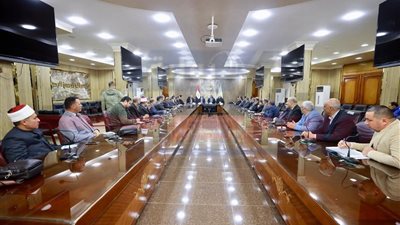 محافظ كفر الشيخ يعقد اجتماعًا موسعًا مع وكلاء الوزارات ورؤساء المصالح الخدمية