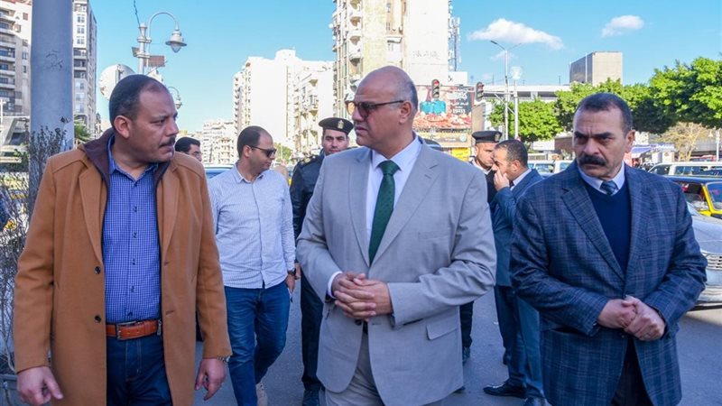 محافظ الإسكندرية يتابع ميدانياً سيولة الحركة المرورية ويوجه 