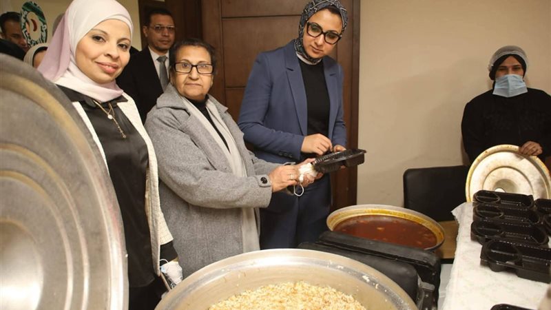 محافظ الوادي الجديد تتفقد «مطبخ المصرية» وتقرر زيادة الإنتاج