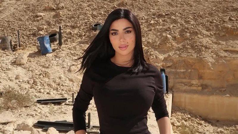 الفنانة كارولين عزمي