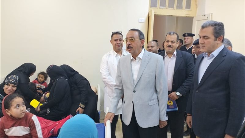 المحافظ خلال الزياره