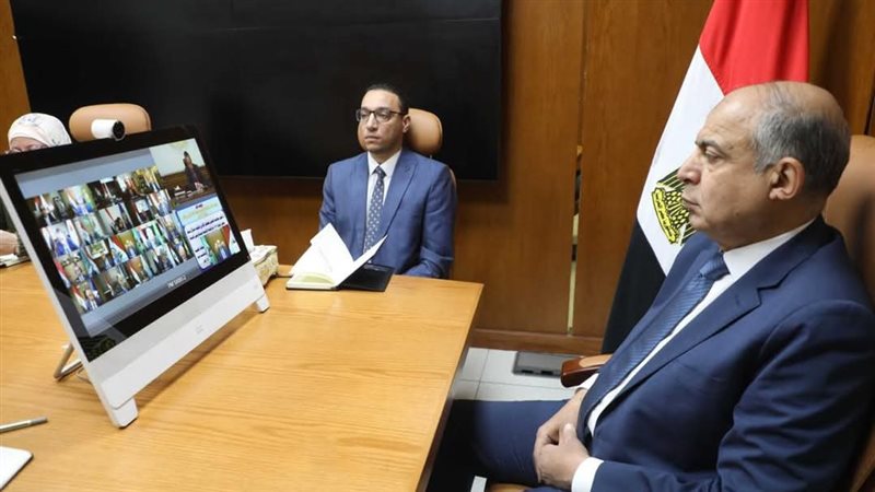 محافظ المنيا خلال