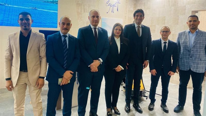 خلال المعرض