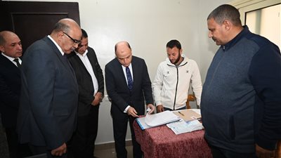 محافظ الغربية يراجع الخدمات وملفات العمل بمجلس مدينة بسيون