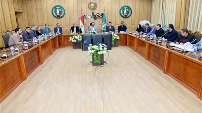 محافظ المنوفية يلتقي مسئولي الهيئة العامة للطرق ومديرية الطرق ووحدة الرصف لعرض ملفات العمل