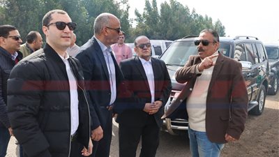 محافظ كفرالشيخ يتفقد أعمال الرصف برافد الطريق الدولي
