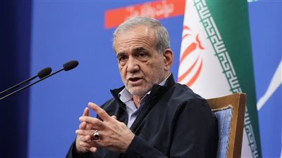 الرئيس الإيراني يتعهد بعدم استسلام بلاده أمام 