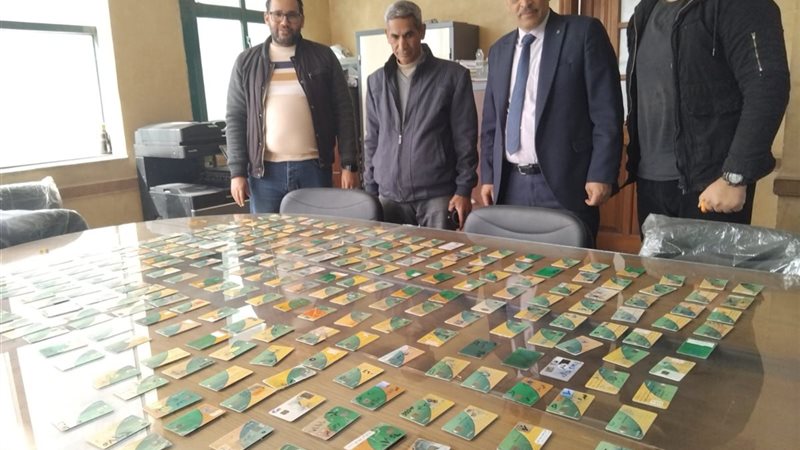 جانب من البطاقات