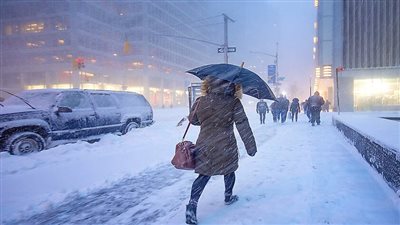 عمدة نيويورك يطلب من سكان المدينة البقاء في المنازل بسبب العاصفة الثلجية