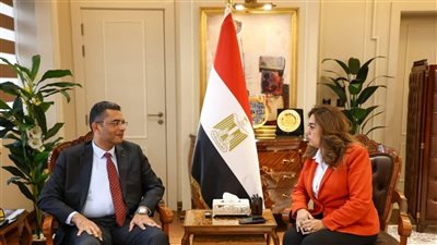 وزيرة التنمية والبيئة تتابع مع محافظ البحر الأحمر عددًا من الملفات الخدمية والمشروعات