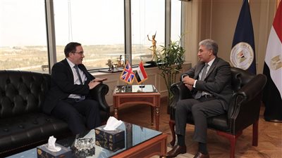وزير السياحة والآثار يبحث مع سفير المملكة المتحدة بالقاهرة سبل تعزيز التعاون المشترك