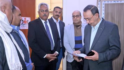 محافظ سوهاج يتفقد إدارات الديوان العام ويوجه بزيادة فاعلية الأداء وتحسين الخدمات المقدمة للمواطنين