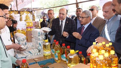 محافظ بني سويف يتفقد معارض 