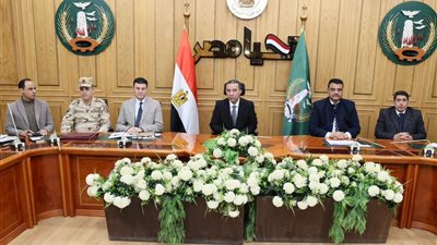 محافظ المنوفية يجتمع برؤساء الوحدات المحلية ويوجه بتكثيف الرقابة والتواجد الميداني مع المواطنين 