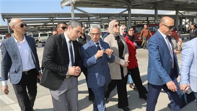  محافظ بني سويف يتفقد مجمع مواقف محور عدلي منصور.. ويستمع للمواطنين