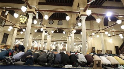  أروقة الجامع الأزهر تمتلئ بالمصلين في صلاتي العشاء والتراويح