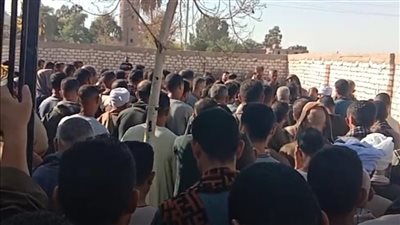 أهالي أبوقرقاص بالمنيا يشيعون جثامين ضحايا انقلاب ميكروباص بترعة الابراهيمية